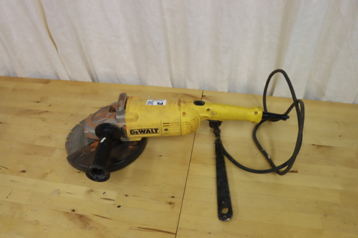 1033565-4 Dewalt DWE492 -qs angle grinder