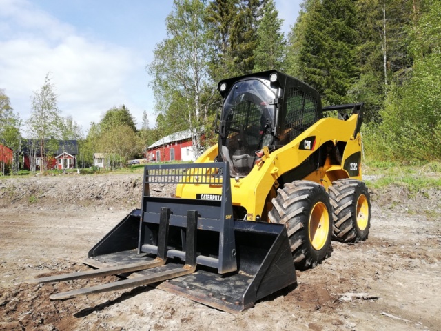 1044014-1 Compact loader Caterpillar 272C -2011