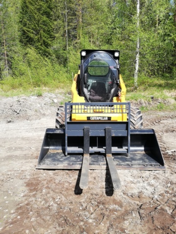 1044014-2 Compact loader Caterpillar 272C -2011