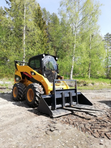 1044014-3 Compact loader Caterpillar 272C -2011