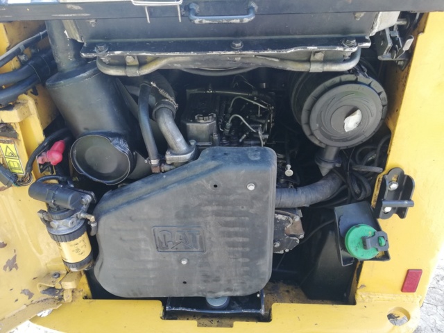 1044014-7 Compact loader Caterpillar 272C -2011