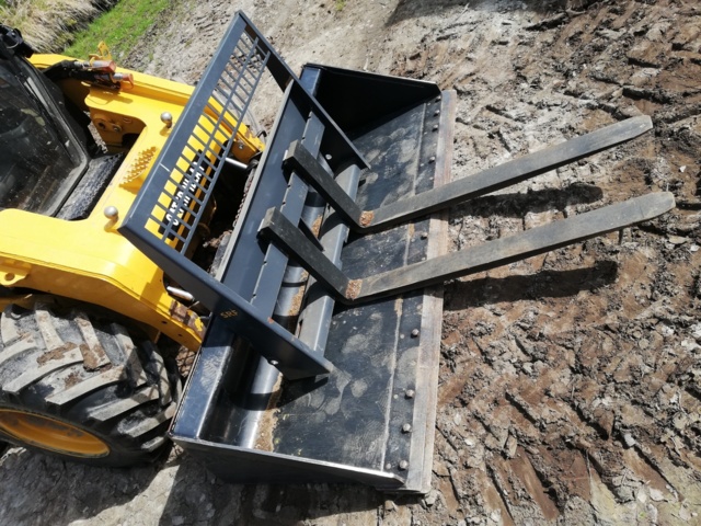 1044014-12 Compact loader Caterpillar 272C -2011