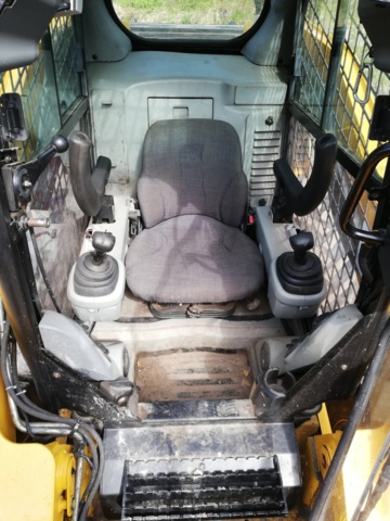 1044014-17 Compact loader Caterpillar 272C -2011