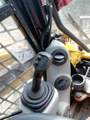 1044014-20 Compact loader Caterpillar 272C -2011