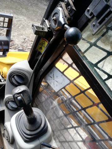 1044014-21 Compact loader Caterpillar 272C -2011