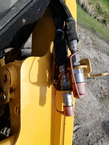 1044014-13 Compact loader Caterpillar 272C -2011