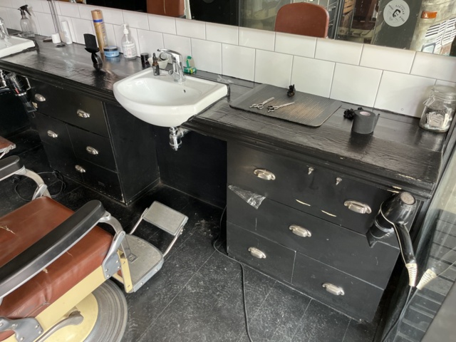 963384-4 Barbershop (hair tools, furniture/furniture, equipment, etc.).