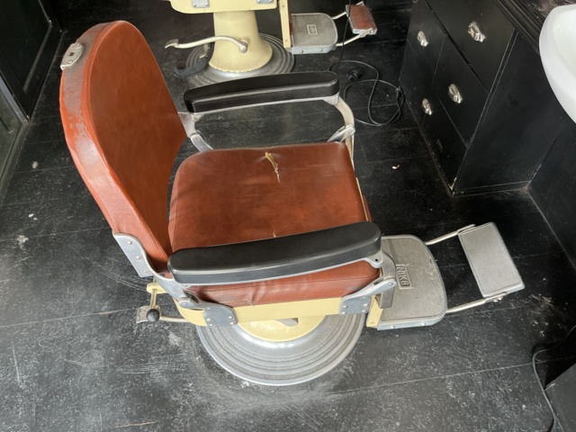 963384-5 Barbershop (hair tools, furniture/furniture, equipment, etc.).