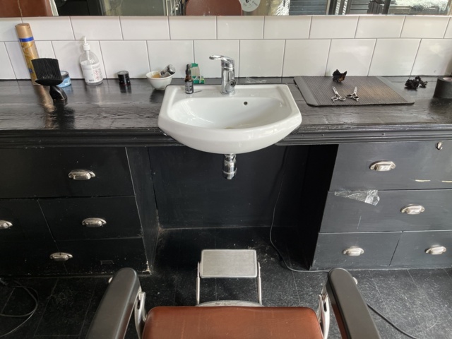 963384-6 Barbershop (hair tools, furniture/furniture, equipment, etc.).