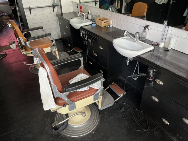 963384-7 Barbershop (hair tools, furniture/furniture, equipment, etc.).