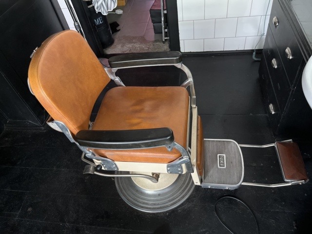 963384-8 Barbershop (hair tools, furniture/furniture, equipment, etc.).