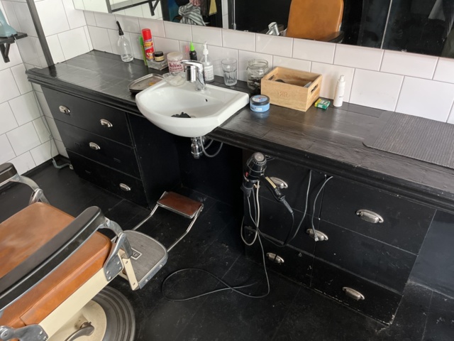 963384-9 Barbershop (hair tools, furniture/furniture, equipment, etc.).