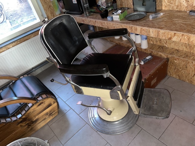 963384-11 Barbershop (hair tools, furniture/furniture, equipment, etc.).