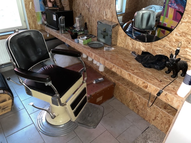 963384-18 Barbershop (hair tools, furniture/furniture, equipment, etc.).