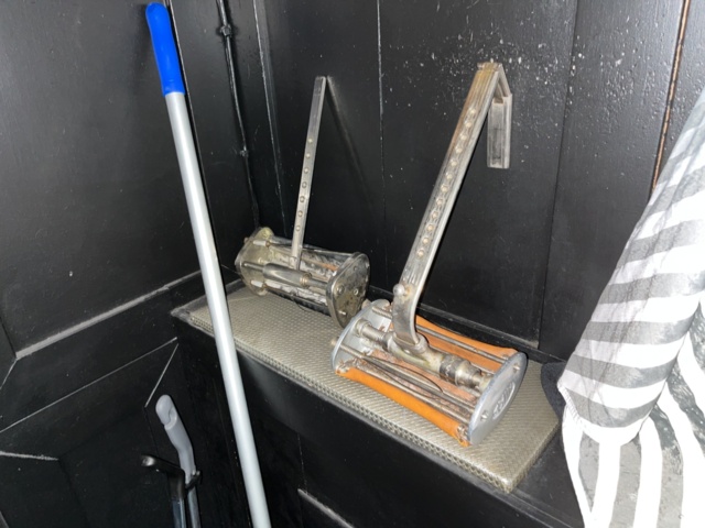 963384-19 Barbershop (hair tools, furniture/furniture, equipment, etc.).