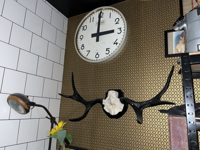 963384-31 Barbershop (hair tools, furniture/furniture, equipment, etc.).