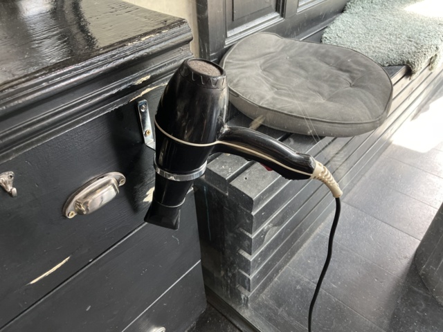 963384-21 Barbershop (hair tools, furniture/furniture, equipment, etc.).