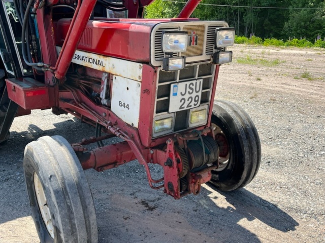 Tractor International 844 1976 with equipment - PS Auction