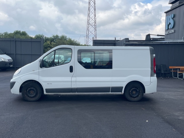 980536-8 Nissan Primastar Combi 2.0 dCi Manuell - 2011