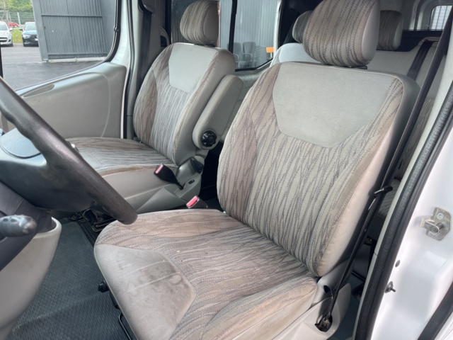 980536-23 Nissan Primastar Combi 2.0 dCi Manuell - 2011