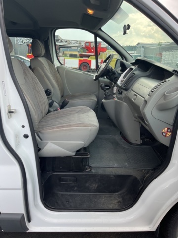 980536-25 Nissan Primastar Combi 2.0 dCi Manuell - 2011