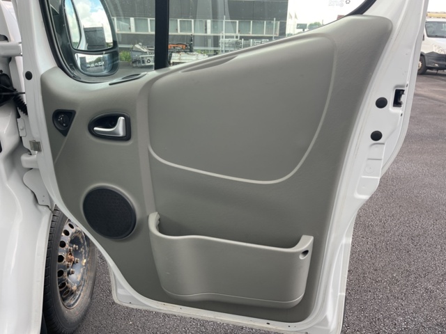 980536-24 Nissan Primastar Combi 2.0 dCi Manuell - 2011