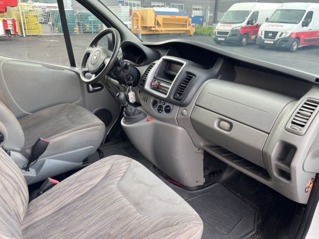 980536-26 Nissan Primastar Combi 2.0 dCi Manuell - 2011