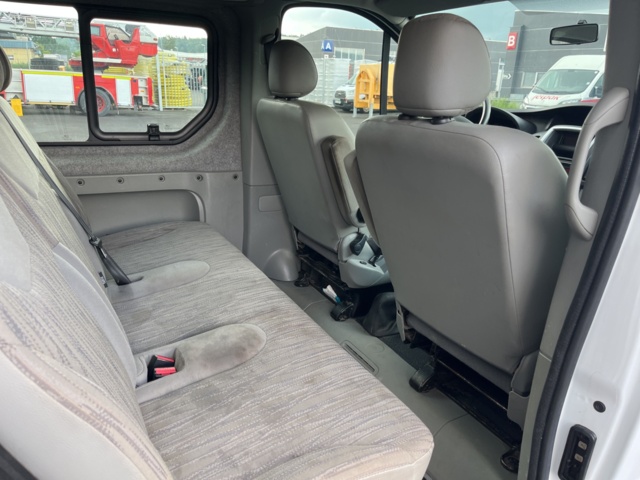 980536-27 Nissan Primastar Combi 2.0 dCi Manuell - 2011