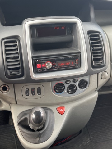 980536-33 Nissan Primastar Combi 2.0 dCi Manuell - 2011