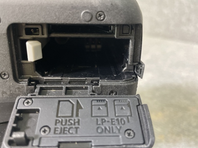 996372-10 System camera Canon EOS 2000D