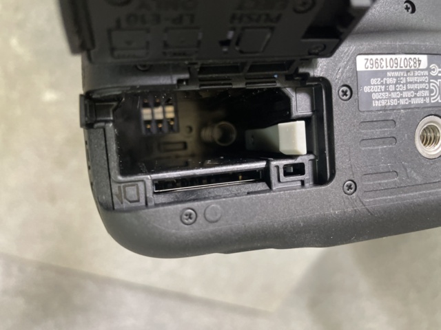 996376-9 System camera Canon EOS 2000D