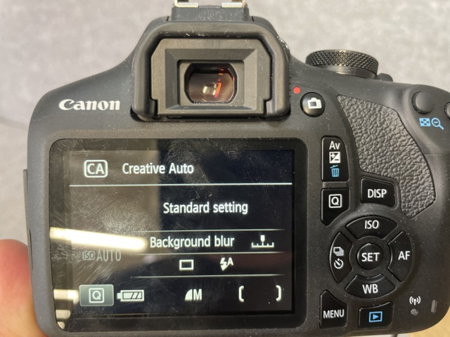 996376-7 System camera Canon EOS 2000D