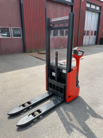 1042501-1 Stacker Linde L10 B - 2011