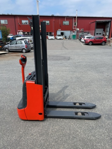 1042501-7 Stacker Linde L10 B - 2011