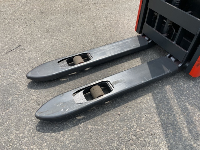 1042501-16 Stacker Linde L10 B - 2011