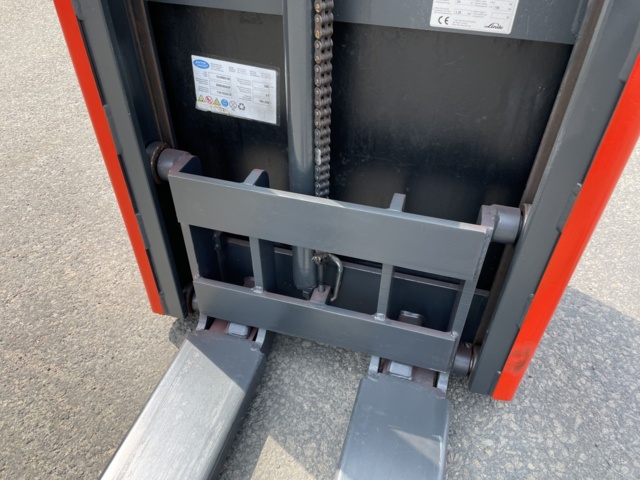 1042501-19 Stacker Linde L10 B - 2011