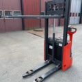1042501-26 Stacker Linde L10 B - 2011