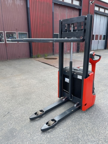 1042501-26 Stacker Linde L10 B - 2011