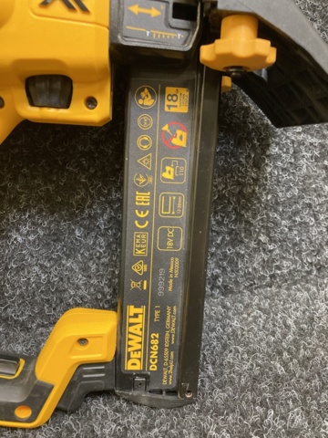 1044480-3 Flooring piles Dewalt DCN682