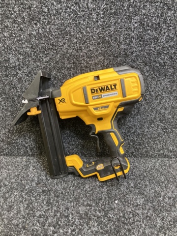 1044480-2 Flooring piles Dewalt DCN682