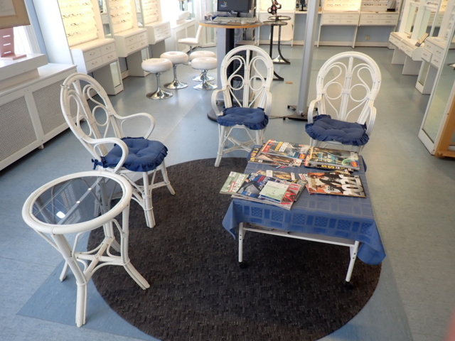 1045448-1 Seating area, table and three chairs