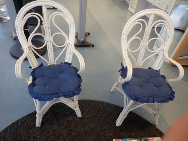 1045448-3 Seating area, table and three chairs