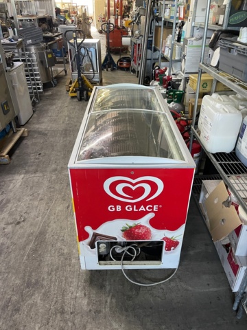 898009-3 Glassbox med skjutluckor ,2 st. Ca 160x60cm. Testad, fungerar