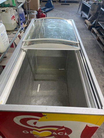 898009-4 Glassbox med skjutluckor ,2 st. Ca 160x60cm. Testad, fungerar