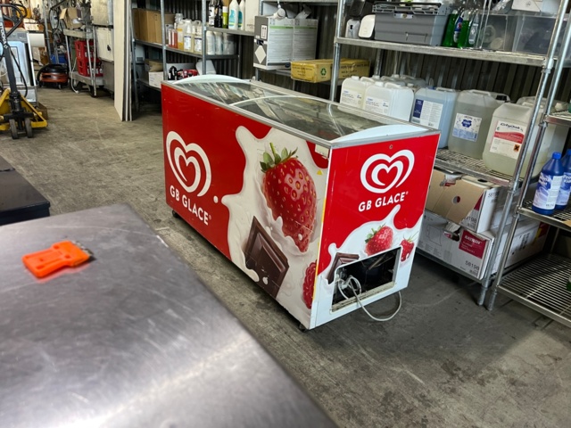 898009-1 Glassbox med skjutluckor ,2 st. Ca 160x60cm. Testad, fungerar