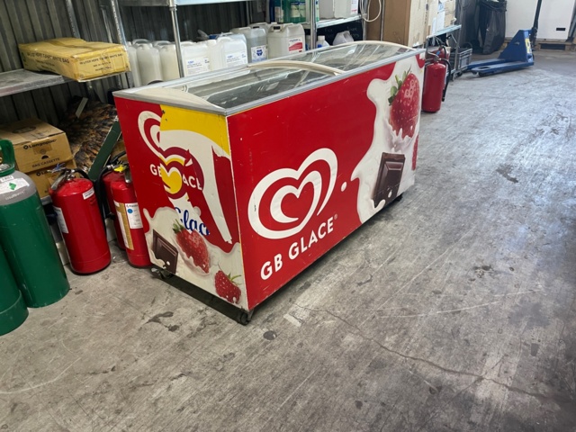 898009-2 Glassbox med skjutluckor ,2 st. Ca 160x60cm. Testad, fungerar