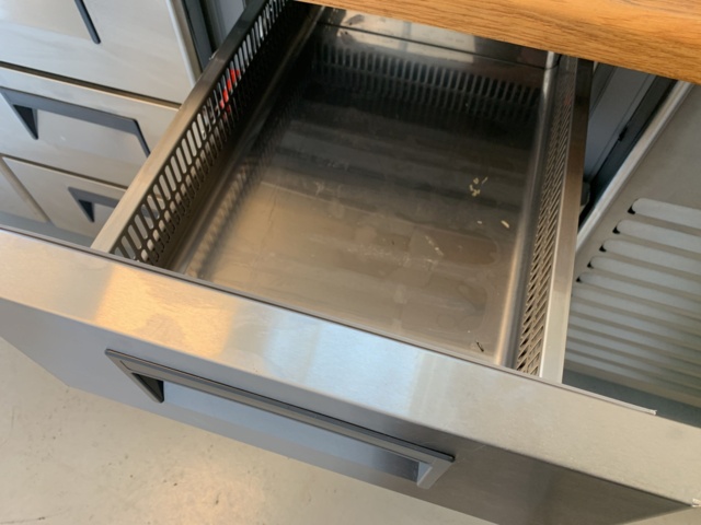 882977-4 Cooler with drawers