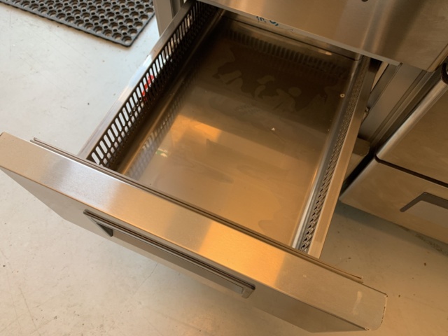 882977-5 Cooler with drawers