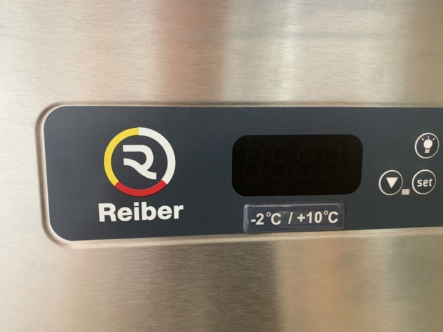 882977-6 Cooler with drawers