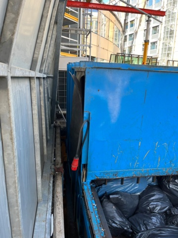 1042595-4 Garbage compactor with scissor lift table